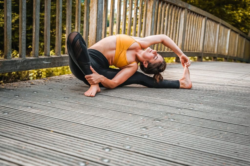 Yoga Pose auf einer Brücke